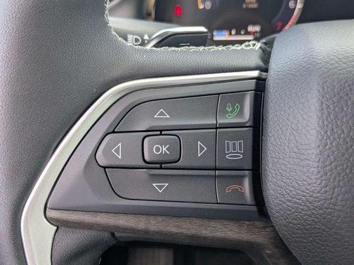 Bright White Clearcoat 2026 Jeep Grand Cherokee Laredo