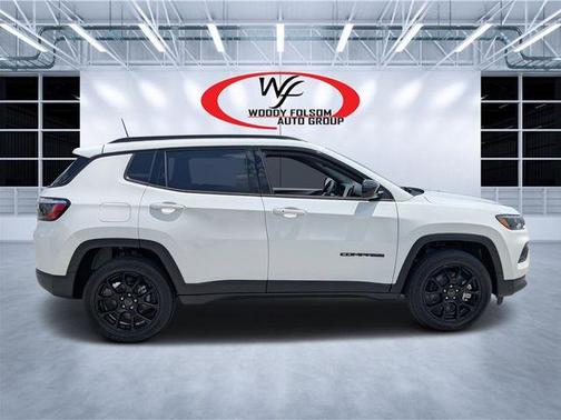 Bright White Clearcoat 2026 Jeep Compass Latitude