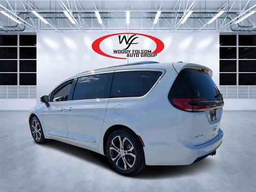 Bright White Clearcoat 2026 Chrysler Pacifica Pinnacle
