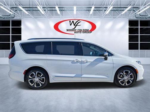 Bright White Clearcoat 2026 Chrysler Pacifica Pinnacle