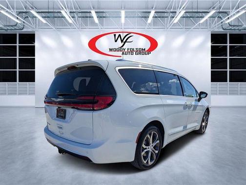 Bright White Clearcoat 2026 Chrysler Pacifica Pinnacle