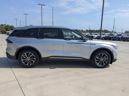 Radiance Metallic 2025 Lincoln Nautilus Premiere