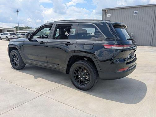 Diamond Black 2026 Jeep Grand Cherokee Laredo