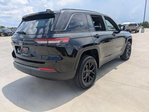 Diamond Black 2026 Jeep Grand Cherokee Laredo