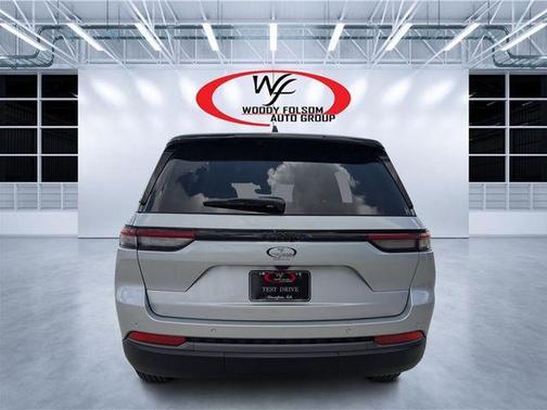 Silver Zynith 2026 Jeep Grand Cherokee Laredo