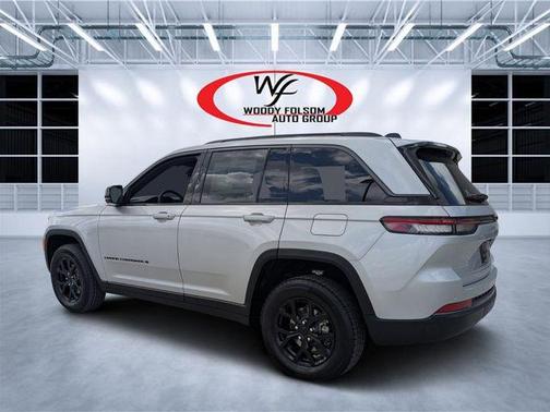 Silver Zynith 2026 Jeep Grand Cherokee Laredo