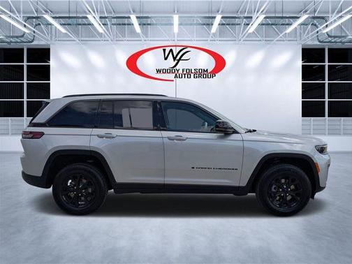 Silver Zynith 2026 Jeep Grand Cherokee Laredo