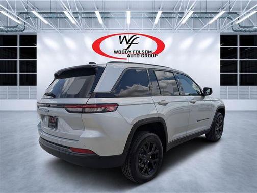 Silver Zynith 2026 Jeep Grand Cherokee Laredo