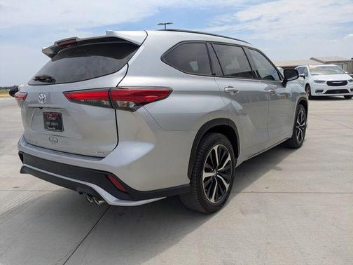 Celestial Silver Metallic 2022 Toyota Highlander XSE