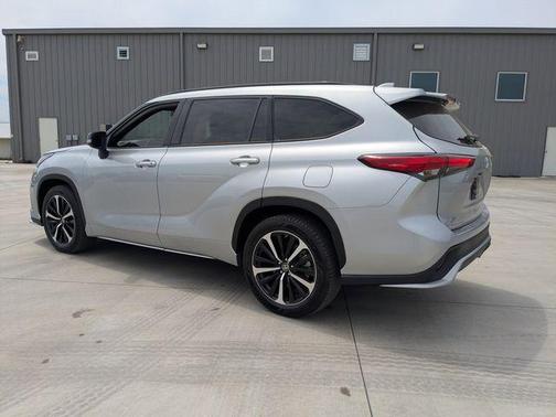 Celestial Silver Metallic 2022 Toyota Highlander XSE