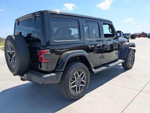 Black Clearcoat 2026 Jeep Wrangler Sahara