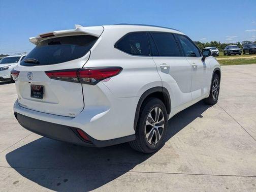 Blizzard Pearl 2021 Toyota Highlander XLE