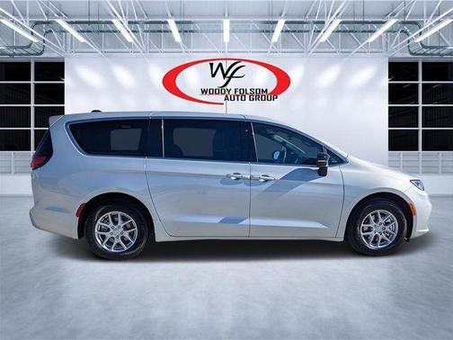 Silver Mist Clearcoat 2026 Chrysler Pacifica Select