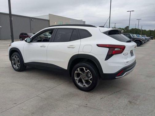 Summit White 2025 Chevrolet Trax LT