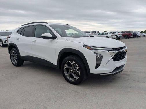 Summit White 2025 Chevrolet Trax LT