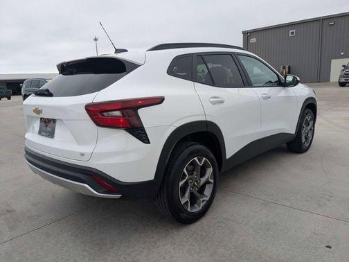 Summit White 2025 Chevrolet Trax LT