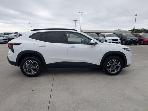 Summit White 2025 Chevrolet Trax LT