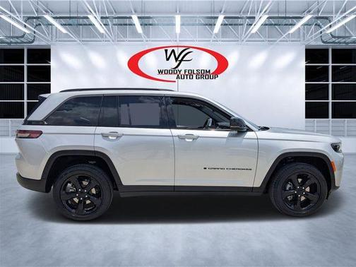 Silver Zynith 2026 Jeep Grand Cherokee Limited