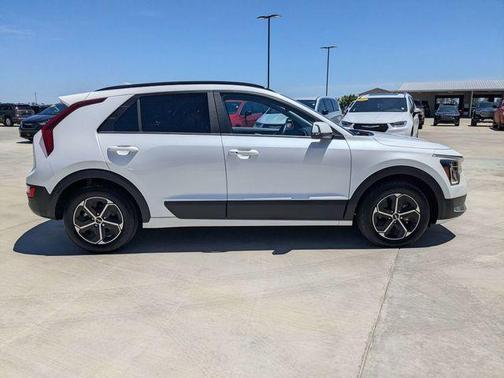Snow White Pearl 2025 Kia Niro EX