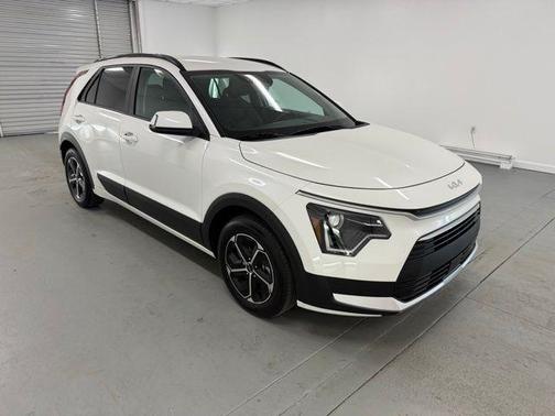 Snow White Pearl 2025 Kia Niro EX