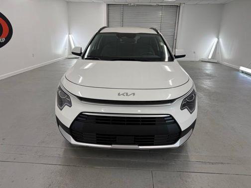 Snow White Pearl 2025 Kia Niro EX