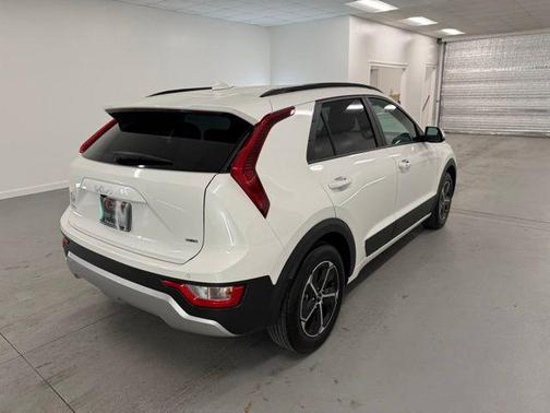 Snow White Pearl 2025 Kia Niro EX