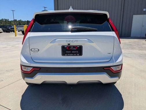 Snow White Pearl 2025 Kia Niro EX