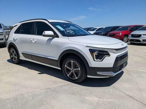 Snow White Pearl 2025 Kia Niro EX