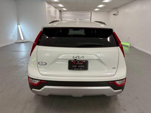 Snow White Pearl 2025 Kia Niro EX