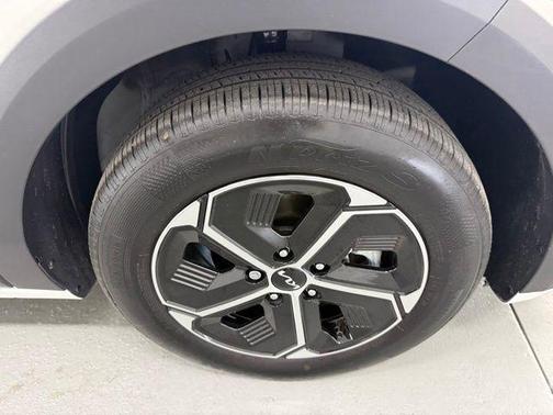 Snow White Pearl 2025 Kia Niro EX