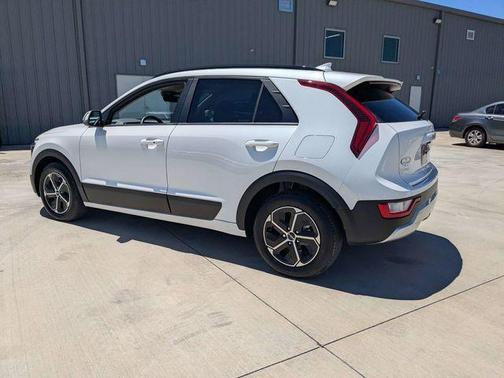 Snow White Pearl 2025 Kia Niro EX