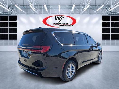 Diamond Black 2026 Chrysler Pacifica Select