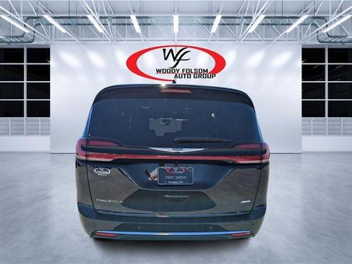 Diamond Black 2026 Chrysler Pacifica Select