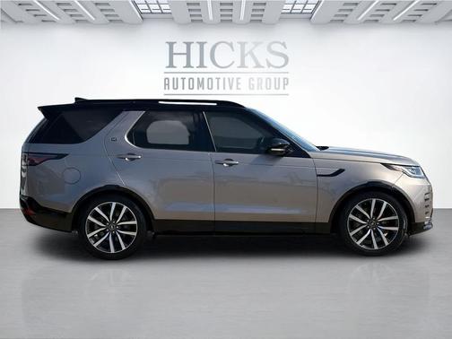 TAN 2023 Land Rover Discovery P300 S R-Dynamic