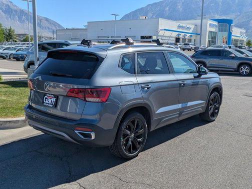 Gray 2022 Volkswagen Taos 1.5T SE
