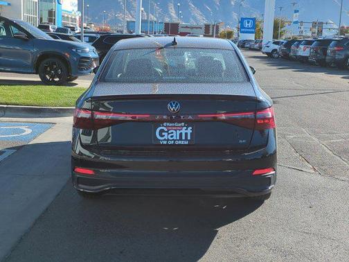 Deep Black Pearl 2026 Volkswagen Jetta 1.4T SE