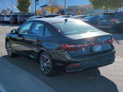 Deep Black Pearl 2026 Volkswagen Jetta 1.4T SE