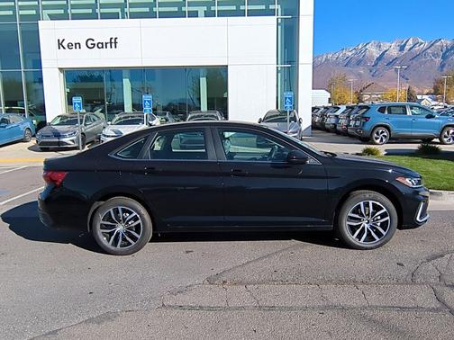 Deep Black Pearl 2026 Volkswagen Jetta 1.4T SE