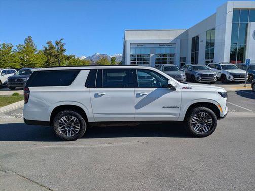 Iridescent Pearl Tricoat 2025 Chevrolet Suburban 4WD Z71