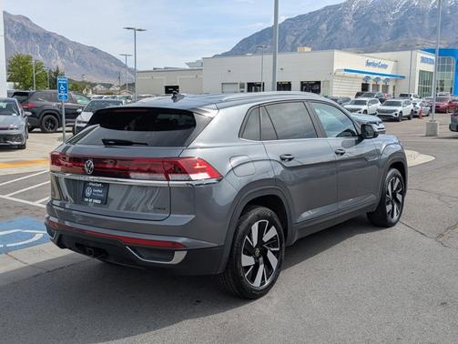 Platinum Gray Metallic 2025 Volkswagen Atlas Cross Sport 2.0T SE w/ Technology