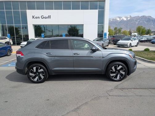 Platinum Gray Metallic 2025 Volkswagen Atlas Cross Sport 2.0T SE w/ Technology
