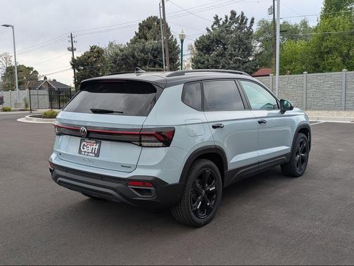 Monument Gray w/Deep Black Roof 2026 Volkswagen Taos SE Black
