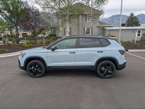 Monument Gray w/Deep Black Roof 2026 Volkswagen Taos SE Black