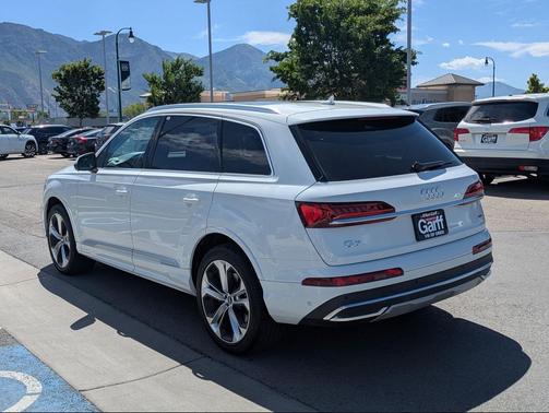 Glacier White Metallic 2023 Audi Q7 55 Premium Plus