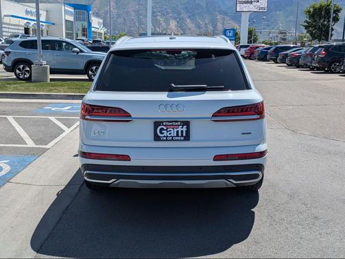 Glacier White Metallic 2023 Audi Q7 55 Premium Plus