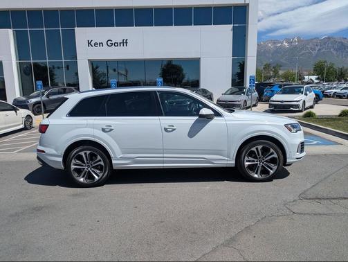 Glacier White Metallic 2023 Audi Q7 55 Premium Plus