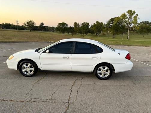 2002 Ford Taurus SE Standard