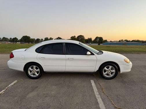 2002 Ford Taurus SE Standard
