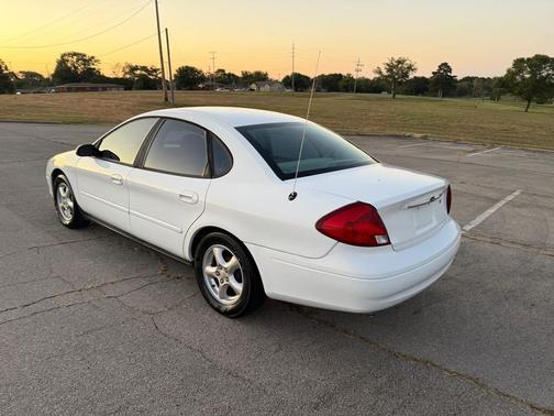 2002 Ford Taurus SE Standard
