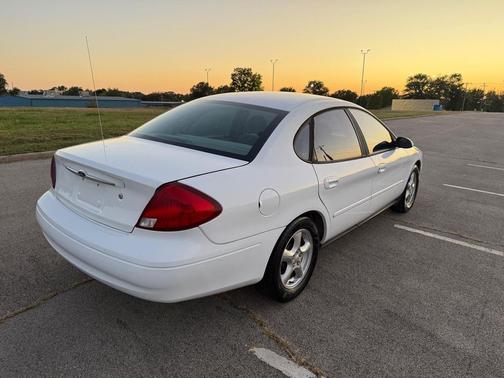 2002 Ford Taurus SE Standard